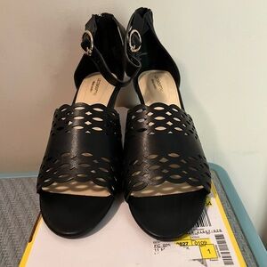 NWT Liz Claiborne Ivan Sandals 11M